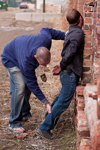 interessante giovane thug plainclothes cop - thief crime gun hostage foto e immagini stock