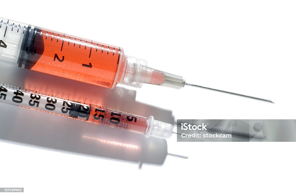 Jeringa médica con un líquido rojo - Foto de stock de Diabetes libre de derechos