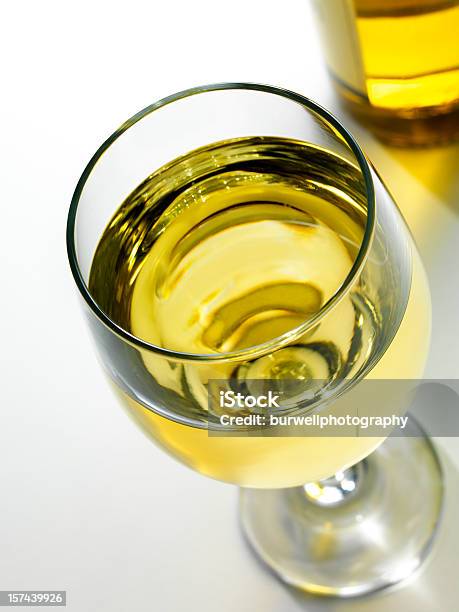 Weißer Wein Im Glas Vogelperspektive Stockfoto und mehr Bilder von Alkoholisches Getränk - Alkoholisches Getränk, Wein, Weinflasche