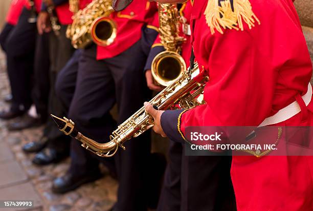 Photo libre de droit de Rouge École Groupe Membres Au Pérou banque d'images et plus d'images libres de droit de Cuzco - Cuzco, Défilé, Orchestre