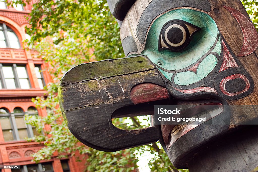 Mastro Totêmico no Pioneer Square, em Seattle, WA - Foto de stock de Seattle royalty-free