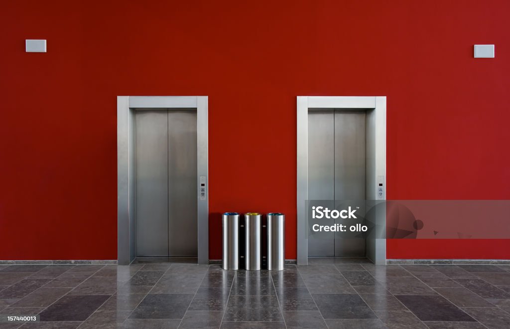 Mur rouge et de deux portes de l'ascenseur - Photo de Ascenseur libre de droits