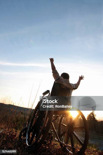 Rollstuhl Sonnenuntergang Lob Stockfoto und mehr Bilder von Andersfähigkeiten - Andersfähigkeiten, Ländliches Motiv, Rollstuhl