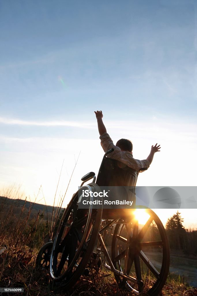 Éloge du coucher de soleil en fauteuil roulant - Photo de Déficiences libre de droits