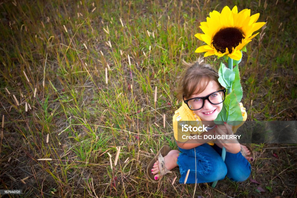 Kleines Mädchen umarmen große Sonnenblume - Lizenzfrei 8-9 Jahre Stock-Foto