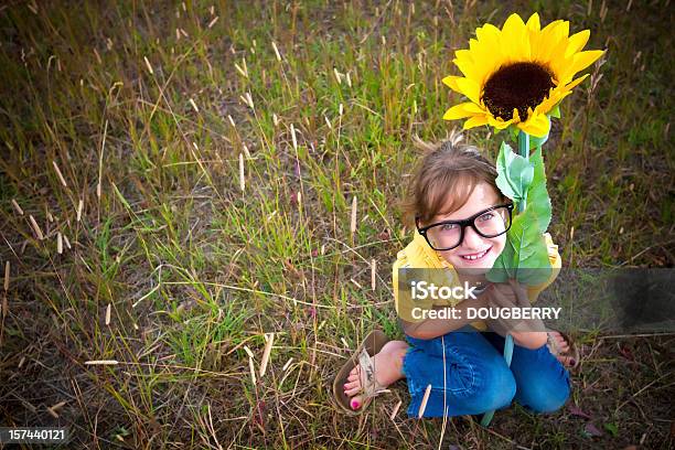 Dziewczynka Objąć Duży Słonecznik - zdjęcia stockowe i więcej obrazów 8 - 9 lat - 8 - 9 lat, Badanie, Beztroski