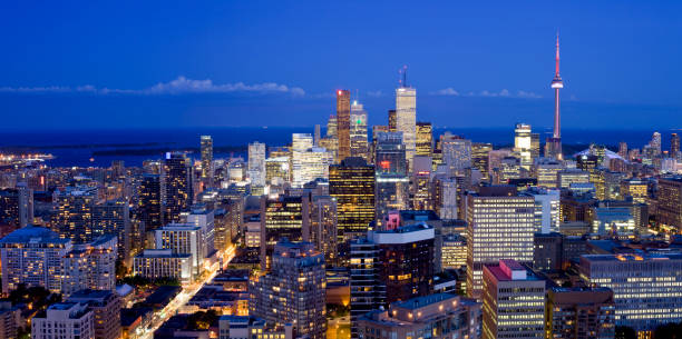 центре торонто вечером, канада - toronto skyline cn tower night стоковые фото и изображения