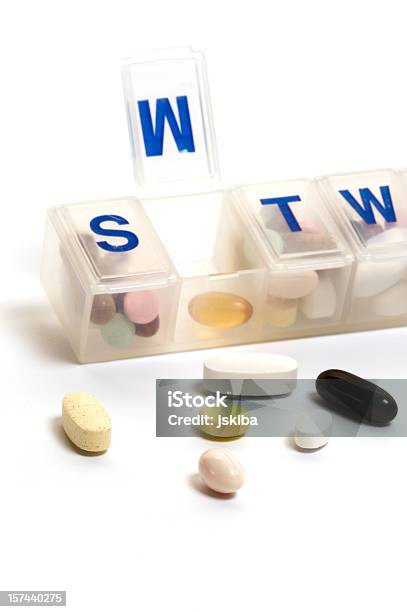 Offene Tablettenbox Mit Tabletten Stockfoto und mehr Bilder von Tablettenbox - Tablettenbox, Alternative Medizin, Behälter
