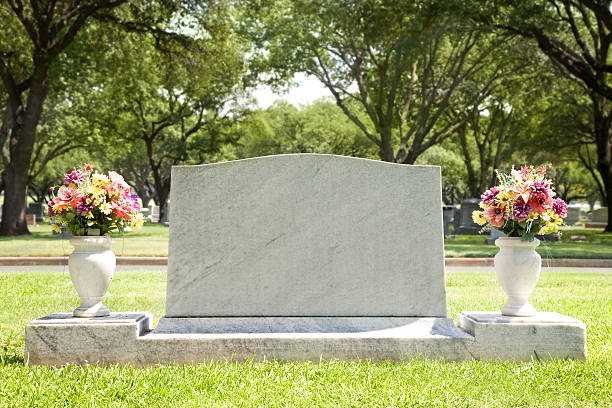 leere tombstone am friedhof mit blumen - grabmal stock-fotos und bilder