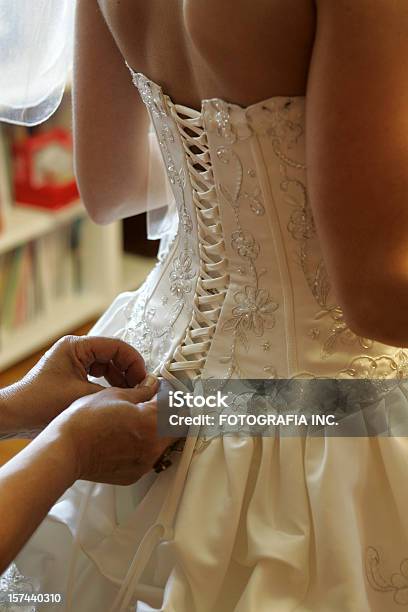 Novia Vestirse Foto de stock y más banco de imágenes de Adulto - Adulto, Blanco - Color, Boda