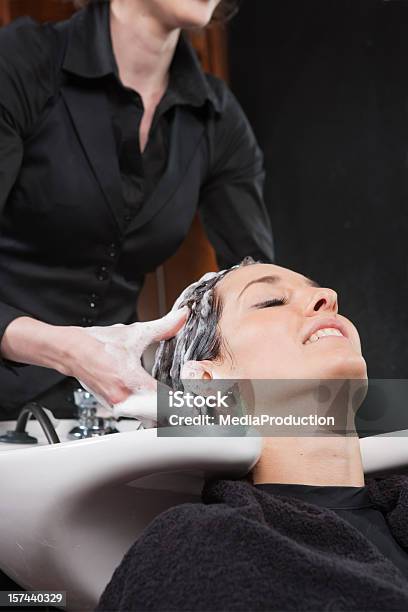 Trattamento Per Capelli - Fotografie stock e altre immagini di Balsamo per capelli - Balsamo per capelli, Shampoo per capelli, Adulto