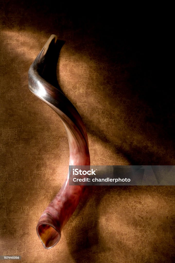 Shofar con ombra, sfondo marrone e un bagliore di luce. - Foto stock royalty-free di Shofar