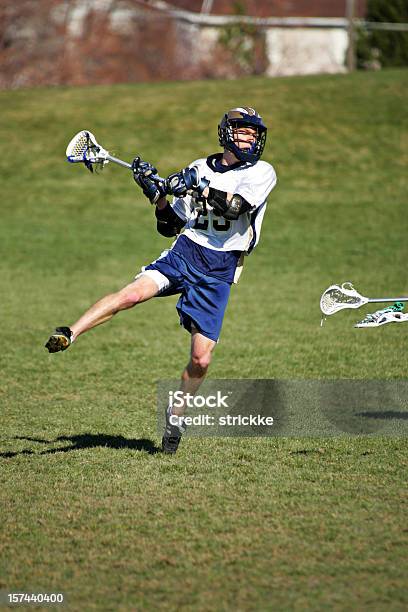 Foto de Masculino Jogador De Lacrosse Saltos Em Um Chute A Gol e mais fotos de stock de Lacrosse