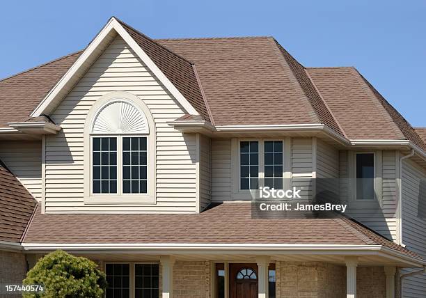 익숙해지세요 브라운 홈화면 Gabled 아키텍처 및 아스팔트 지붕 비닐계 벽널 외장재-건축적 특징에 대한 스톡 사진 및 기타 이미지 - 외장재-건축적 특징, 지붕, 집