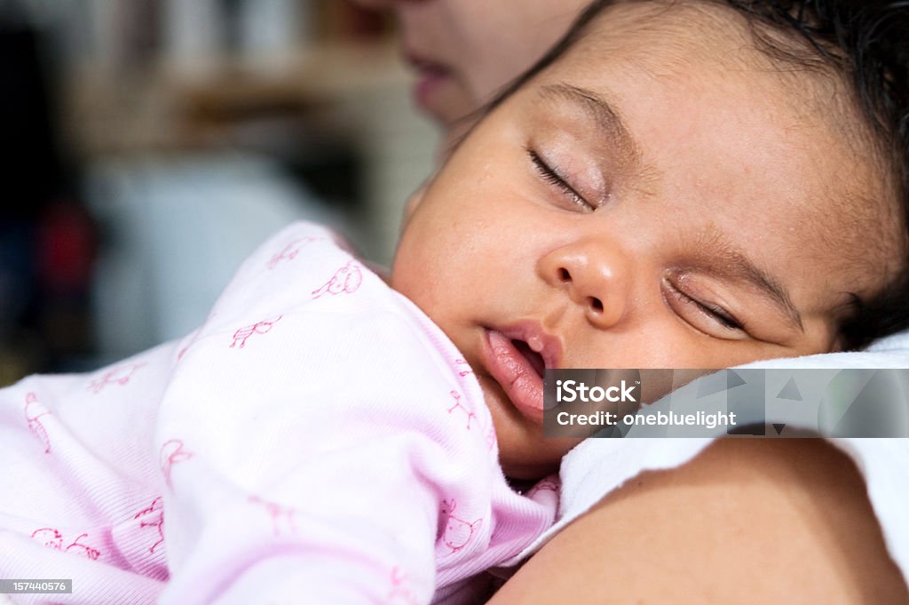 Bebé niña durmiendo con su madre hombros - Foto de stock de Abrazar libre de derechos