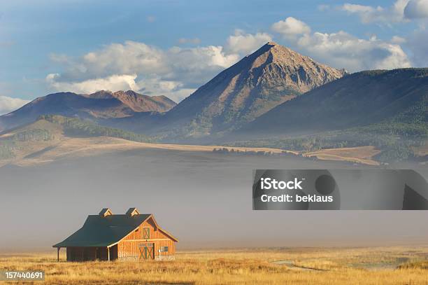 Scheune In Den Rocky Mountains Stockfoto und mehr Bilder von Colorado - Westliche Bundesstaaten der USA - Colorado - Westliche Bundesstaaten der USA, Crested Butte, Ranch