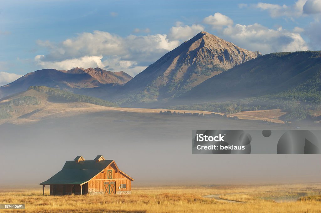 Barn en las Montañas Rocosas - Foto de stock de Colorado libre de derechos