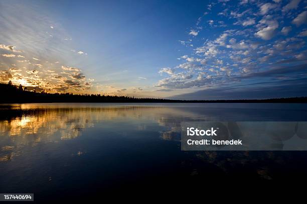 Spokojne Jezioro O Zachodzie Słońca - zdjęcia stockowe i więcej obrazów Bez ludzi - Bez ludzi, Chmura, Fotografika