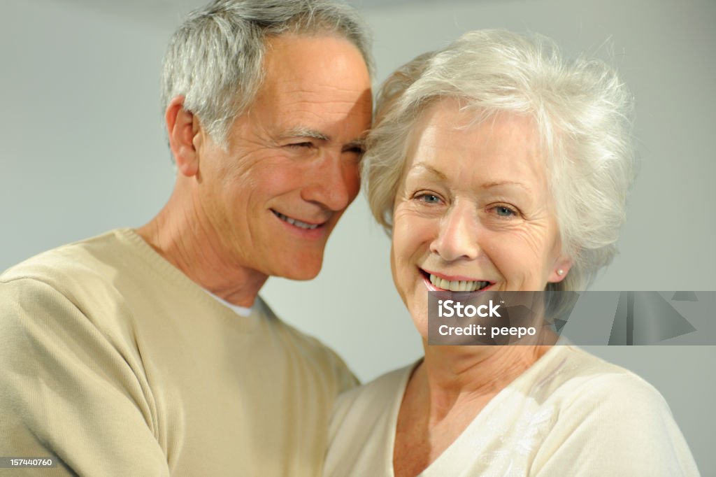 Una Pareja mayor sonrisas feliz en una foto. - Foto de stock de 60-69 años libre de derechos