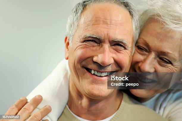 Senior Foto de stock y más banco de imágenes de 60-69 años - 60-69 años, 70-79 años, Abrazar