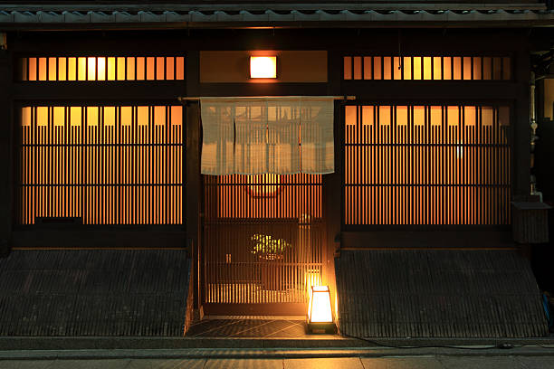 伝統的な日本料理レストラン - ドア 写真 ストックフォトと画像