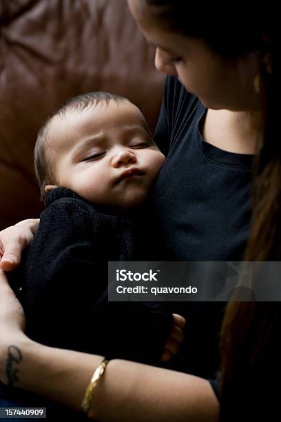 Adorável Hispânico Menino De Criança Dormir Nos Braços De Mães - Fotografias de stock e mais imagens de Gravidez na Adolescência