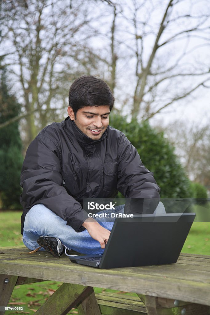 Étudiant indien woking avec ordinateur portable - Photo de Au-dessus de libre de droits