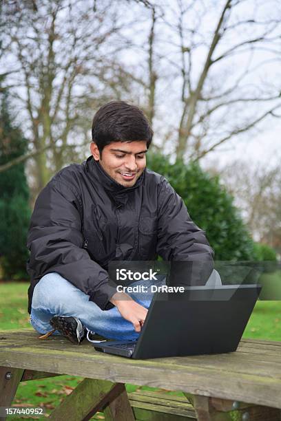 Indian Studente Con Computer Portatile Woking - Fotografie stock e altre immagini di Parte superiore - Parte superiore, Tavolo, Stare seduto