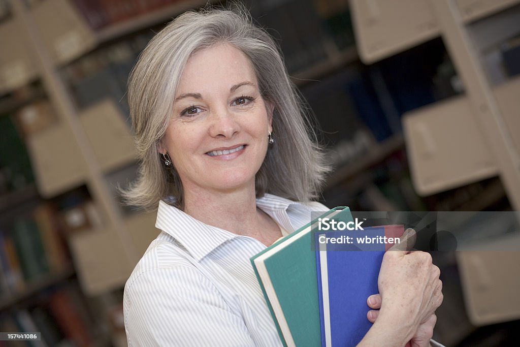 Mujer en la biblioteca serie (XXL - Foto de stock de 40-44 años libre de derechos