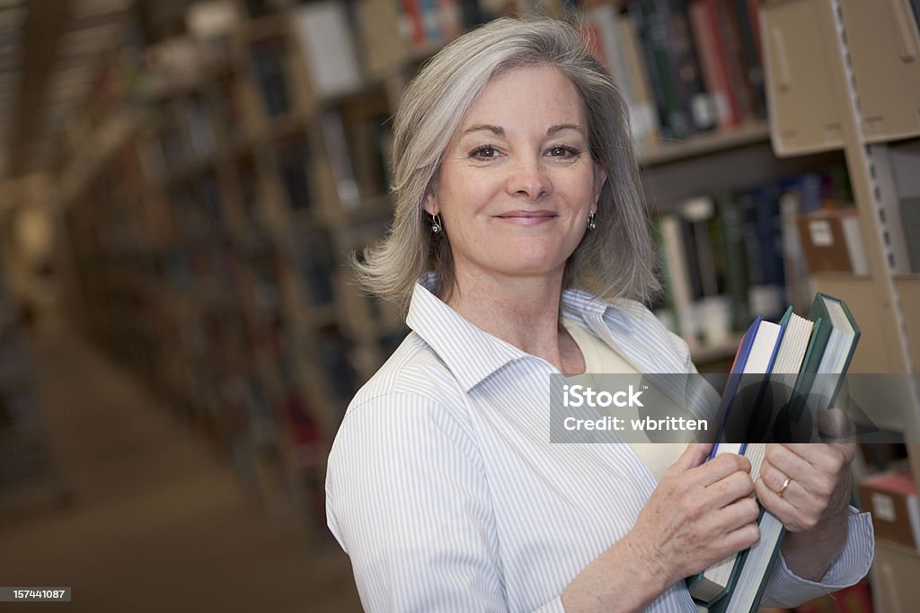 Mulher na biblioteca série (XXL - Foto de stock de Bibliotecário royalty-free