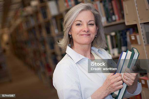 Foto de Mulher Na Biblioteca Série Xxl e mais fotos de stock de Bibliotecário - Bibliotecário, Mulheres, Adulto maduro