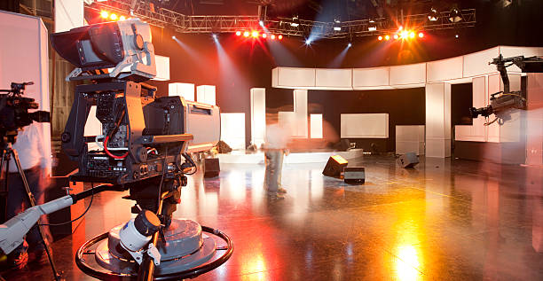 vide avec caméra de studio de télévision - television camera photos et images de collection