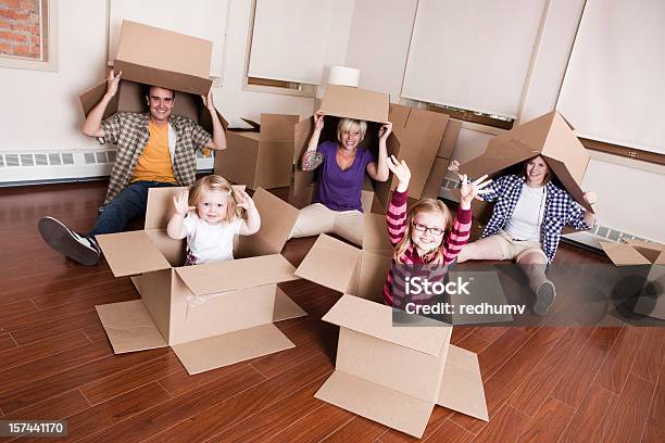Foto de Família Movendo Caixas e mais fotos de stock de Compartimento de armazenamento - Compartimento de armazenamento, Jogo de lazer, Adulto