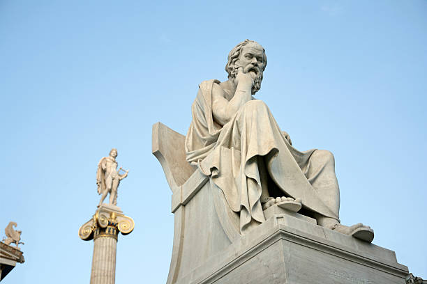 здесь родились сократ, apollo и сфинкс - philosopher classical greek greek culture greece стоковые фото и изображения