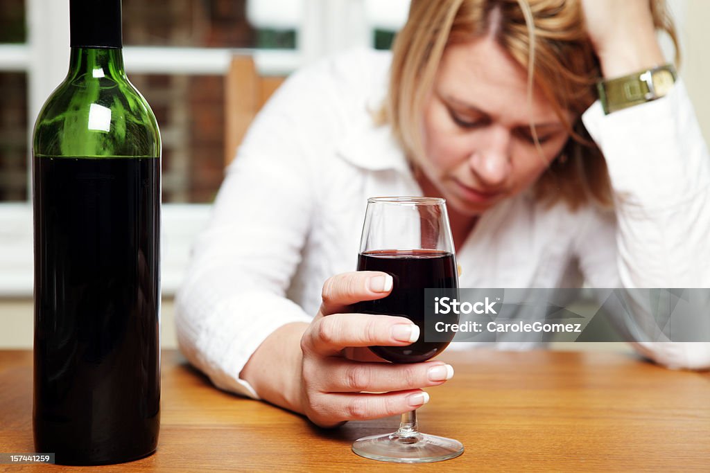 Deprimida mujer con Alcohol - Foto de stock de 40-44 años libre de derechos