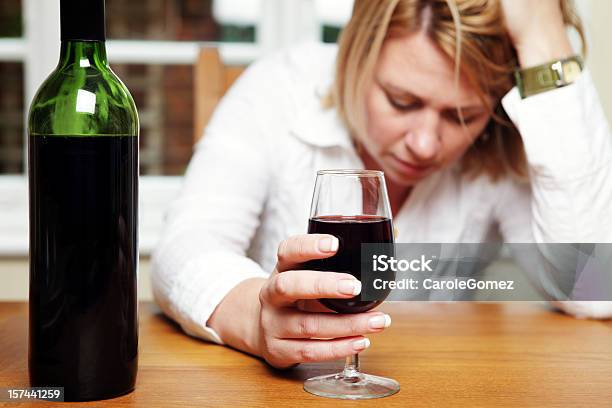 Deprimida Mujer Con Alcohol Foto de stock y más banco de imágenes de 40-44 años - 40-44 años, Adicción, Adulto