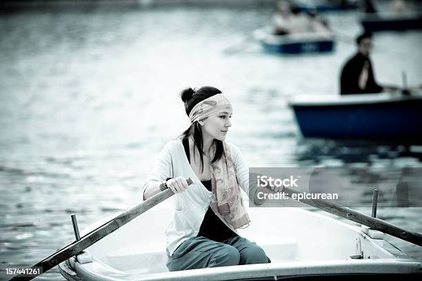 Giovane Donna Da Sola In Una Barca A Remi - Fotografie stock e altre immagini di Acqua - Acqua, Adulto, Ambientazione esterna