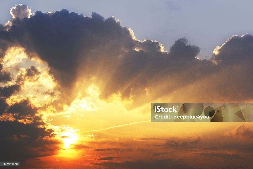 Bellissimo cielo alba con nuvole sfondo scuro sunbeams - Foto stock royalty-free di Cielo