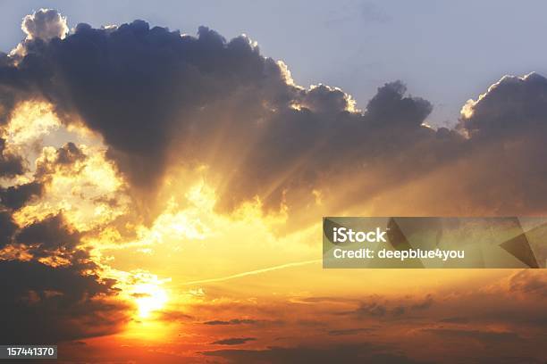 Bellissimo Cielo Alba Con Nuvole Sfondo Scuro Sunbeams - Fotografie stock e altre immagini di Cielo