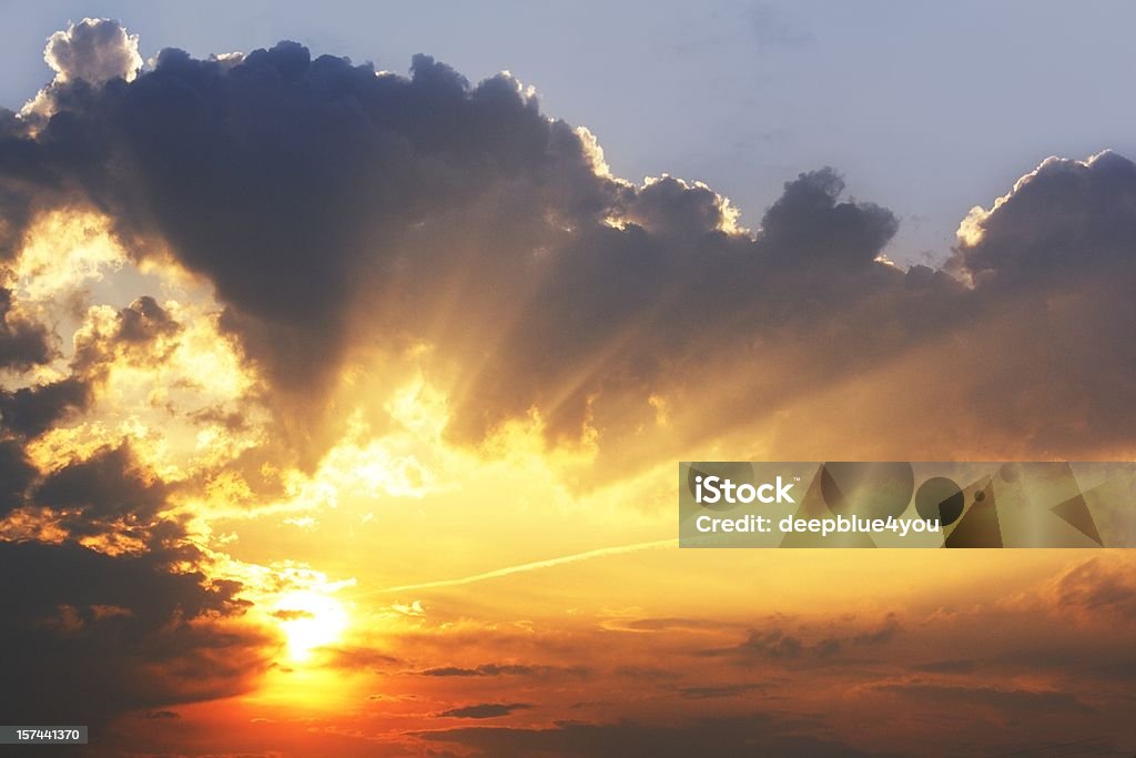 Belo nascer do sol no céu em nuvens escuras sunbeams de papel de parede - Foto de stock de Céu - Fenômeno natural royalty-free