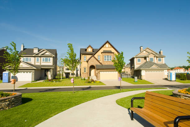 alguns suburban casas. - clear sky residential district house sky - fotografias e filmes do acervo