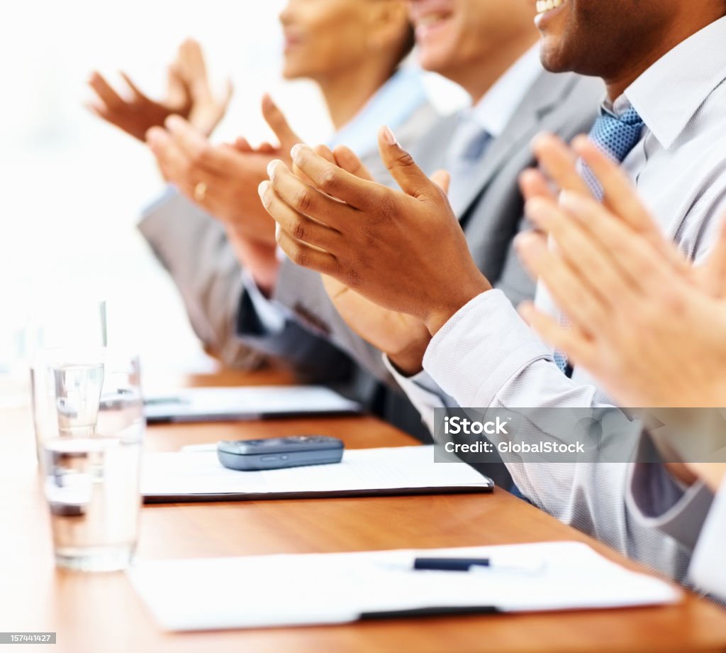 Gruppo di busines colleghi battendo le mani - Foto stock royalty-free di Adulto