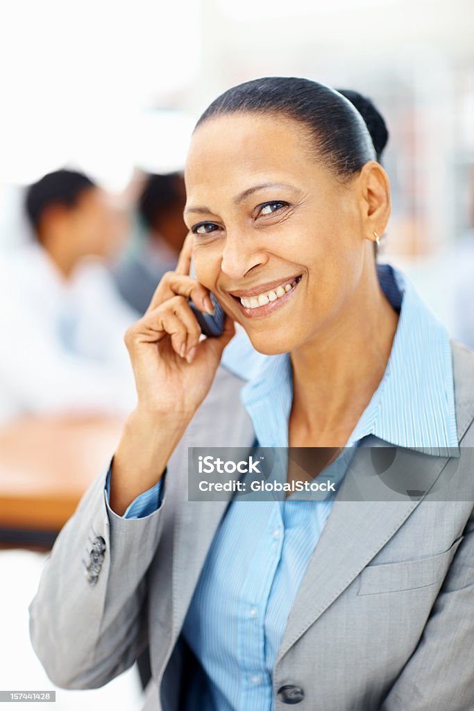 African American woman talking on cellphone negocios - Foto de stock de 40-44 años libre de derechos