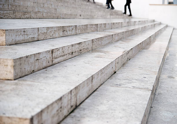 perspective escaliers en marbre - marble building photos et images de collection