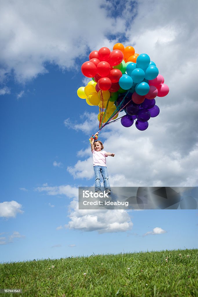 Menina ser levado por balões - Foto de stock de Criança royalty-free