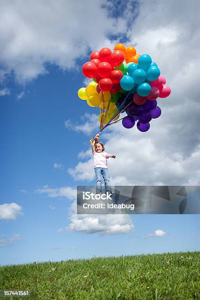 Foto de Menina Ser Levado Por Balões e mais fotos de stock de Criança - Criança, Flutuar no Ar, Gravidade Zero