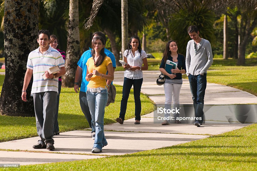 Cammina per il Campus - Foto stock royalty-free di Camminare