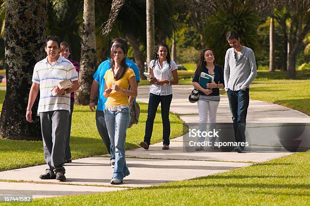 Cammina Per Il Campus - Fotografie stock e altre immagini di Camminare - Camminare, Città universitaria, Gruppo di persone