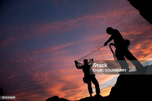 Alpinistas Ao Pôr Do Sol - Fotografias de stock e mais imagens de Escalar Rochas - Escalar Rochas, Silhueta, Duas Pessoas