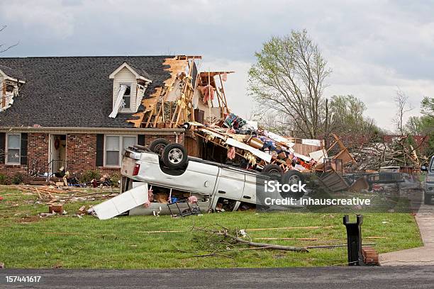 Foto de Tornado Vítimas e mais fotos de stock de Tornado - Tornado, Danificado, Furacão